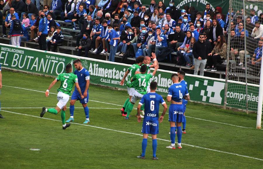 Lolo González pide perdón a la afición isleña tras marcar el gol. 