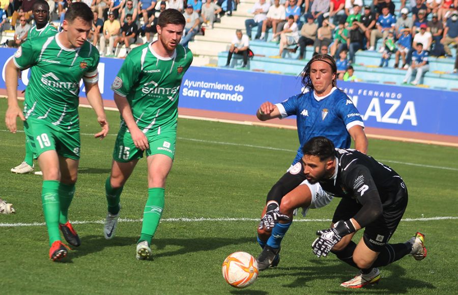 Pedro Benito presiona al portero del Cornellá Lucas Anacker. 