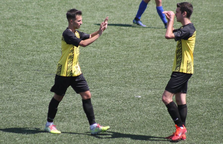 Sergio Ramírez (i) es felicitado por Peri tras el 1-0 del GE Bazán.