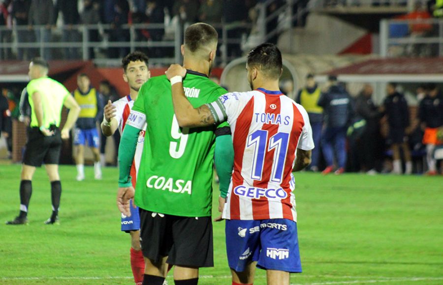 Los algecireños Francis Ferrón y Tomás se saludan al final del partido de la primera vuelta en el Nuevo Mirador. 