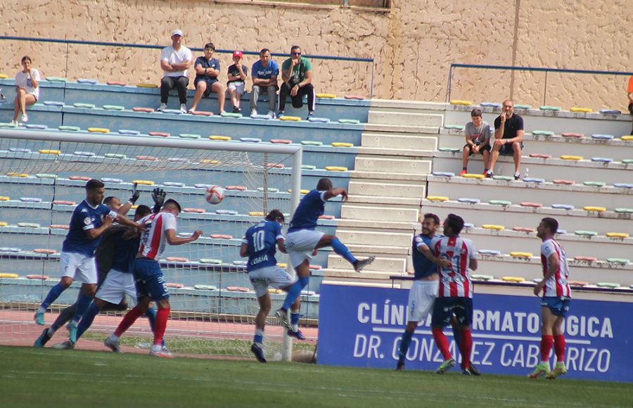 El central del Algeciras, Mariano Gómez, se anticipó a seis jugadores del San Fernando CD y marcó de cabeza el 0-2. 