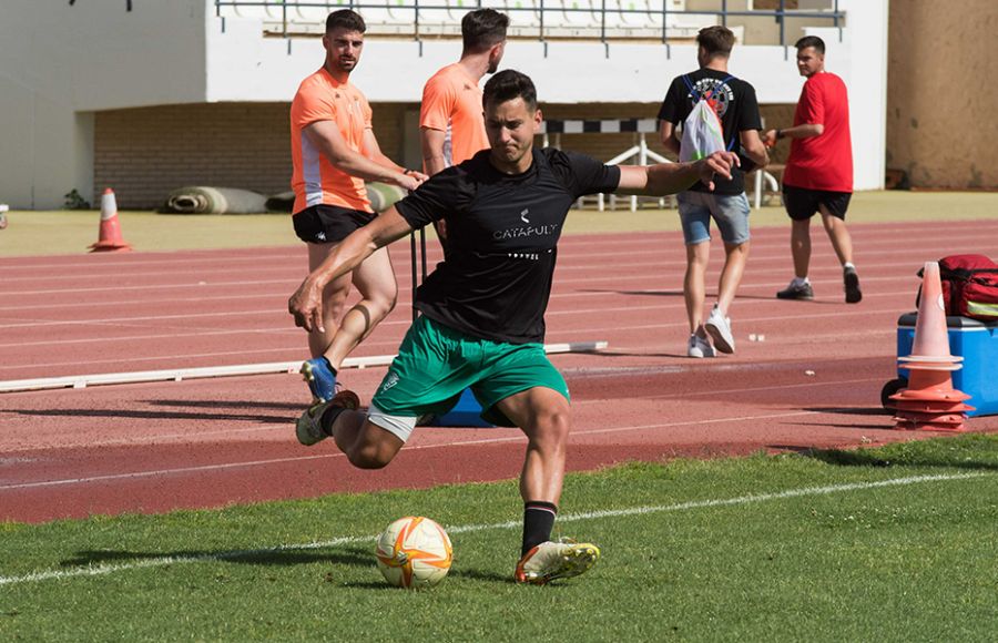 Caballero golpea el balón en un entrenamiento de esta semana. 