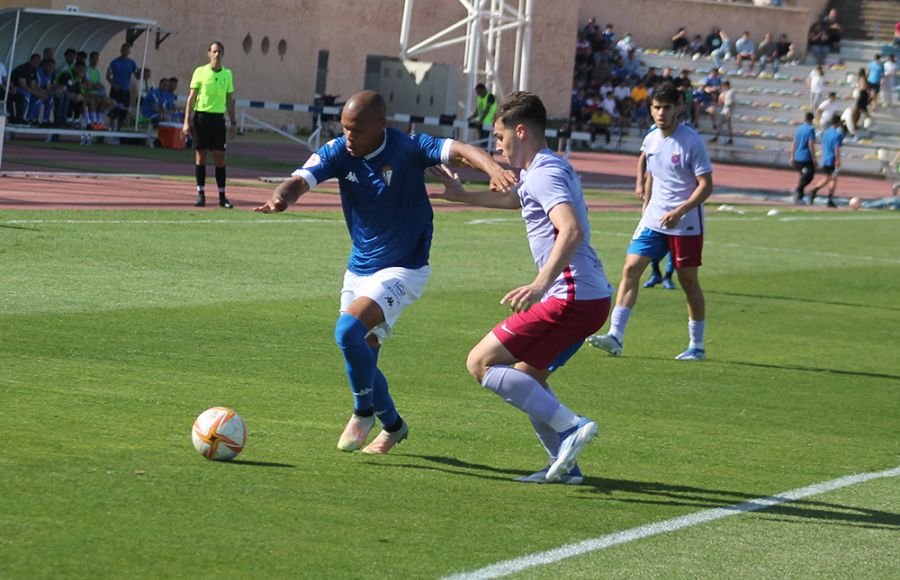 Biabiany intenta marcharse de un jugador del Barcelona B.