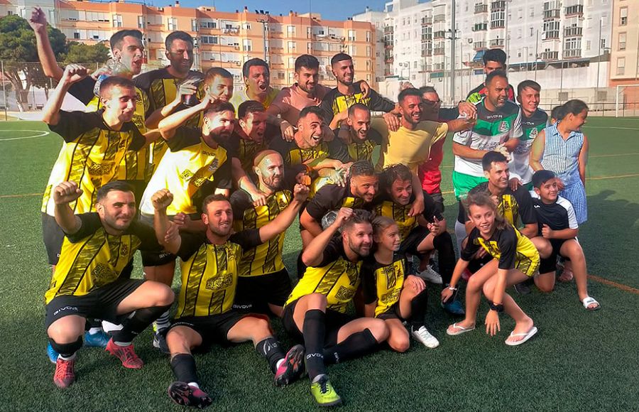 Los jugadores del GE Bazán celebran la conquista del Campeonato. 