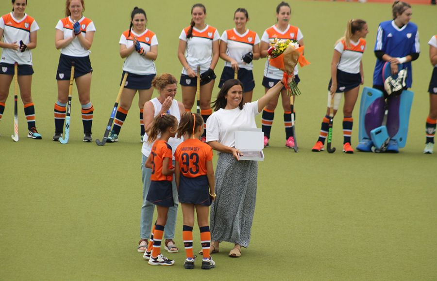 Rocío Gutiérrez saluda a la afición isleña tras recibir el homenaje del Club Hockey San Fernando antes del inicio del partido. 