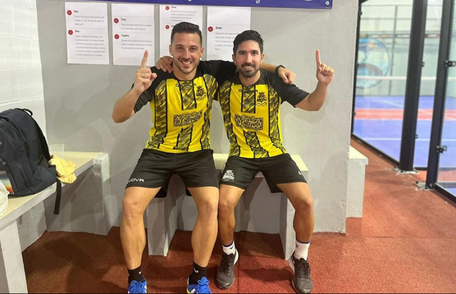 Dani Herrera y Adri celebran el triunfo en el torneo de padbol. 