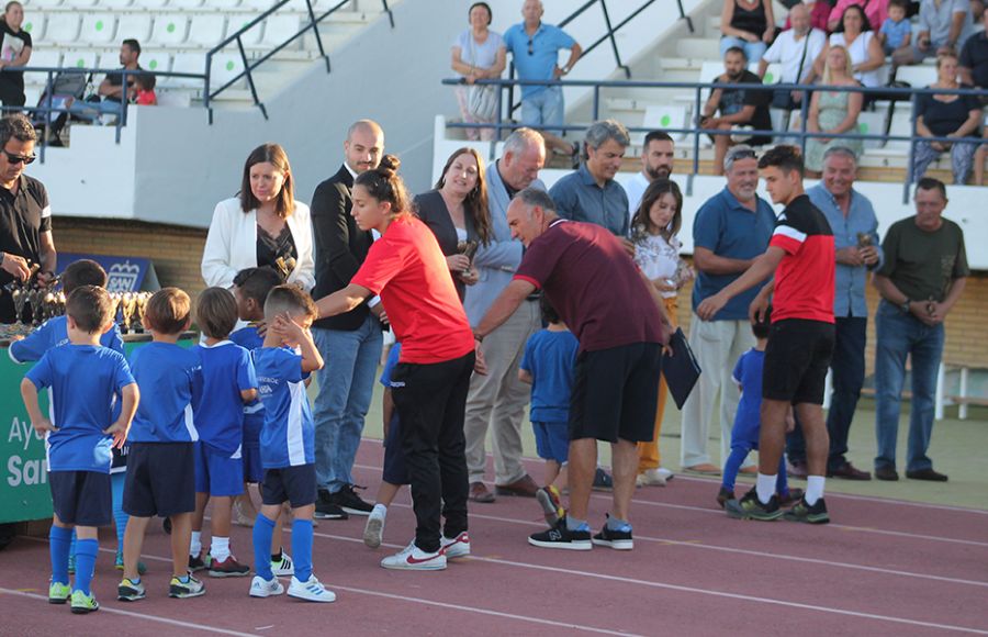 La alcaldesa Patricia Cavada y el presidente del San Fernando CD, Louis Kinziger presidieron el acto en el estadio.