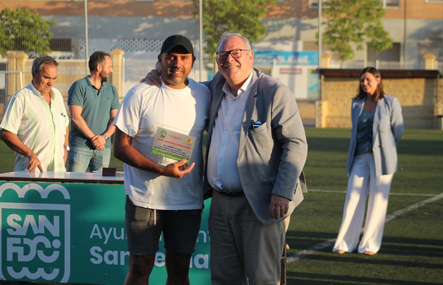 El guardameta Rafa recibió de manos del concejal Antonio Rojas el premio por el ascenso del Grupo Empresa Bazán a Primera Andaluza. 