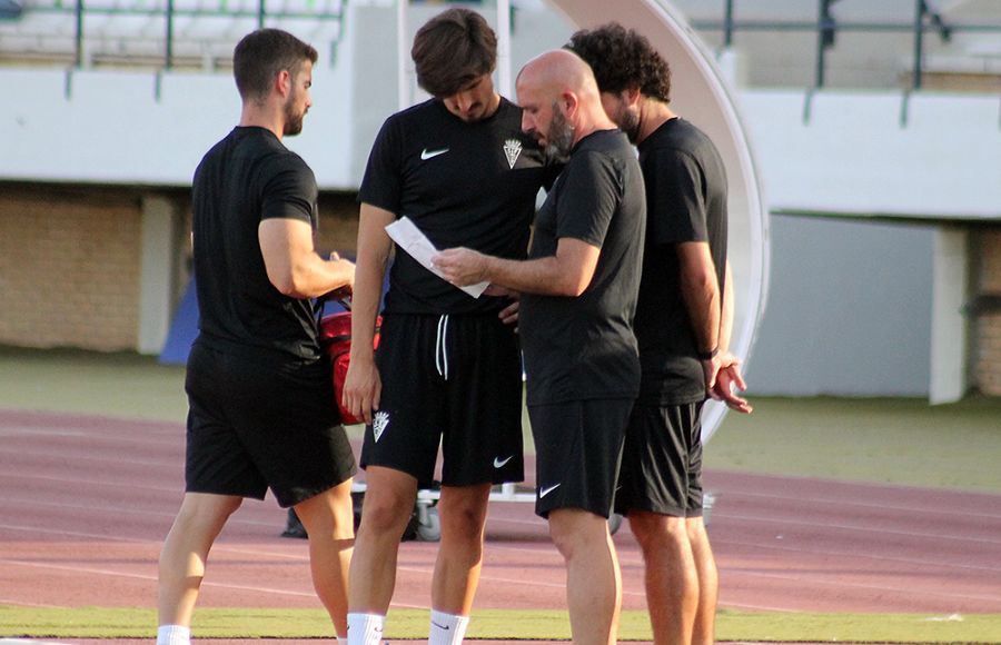 Nacho Castro junto a Narcís Barrera y Jesús Ruiz ante la UD Almería.