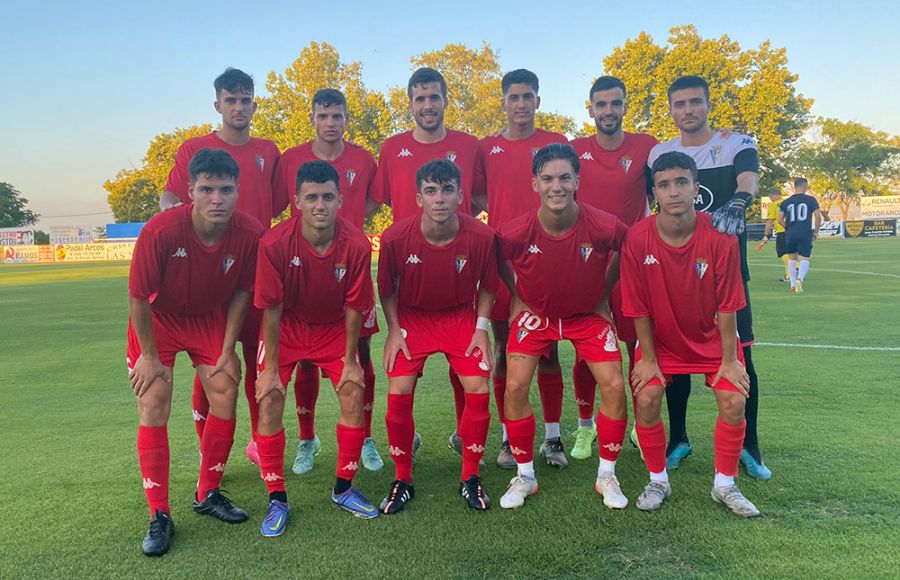 El equipo inicial que el filial del San Fernando CD presentó en Arcos. 