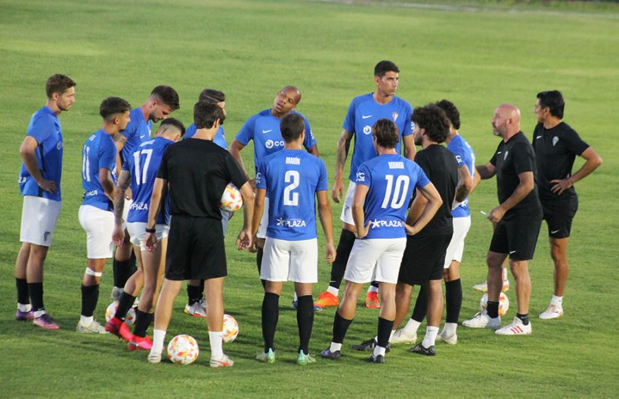 Nacho Castro charla con sus jugadores en el descanso en Arcos. 