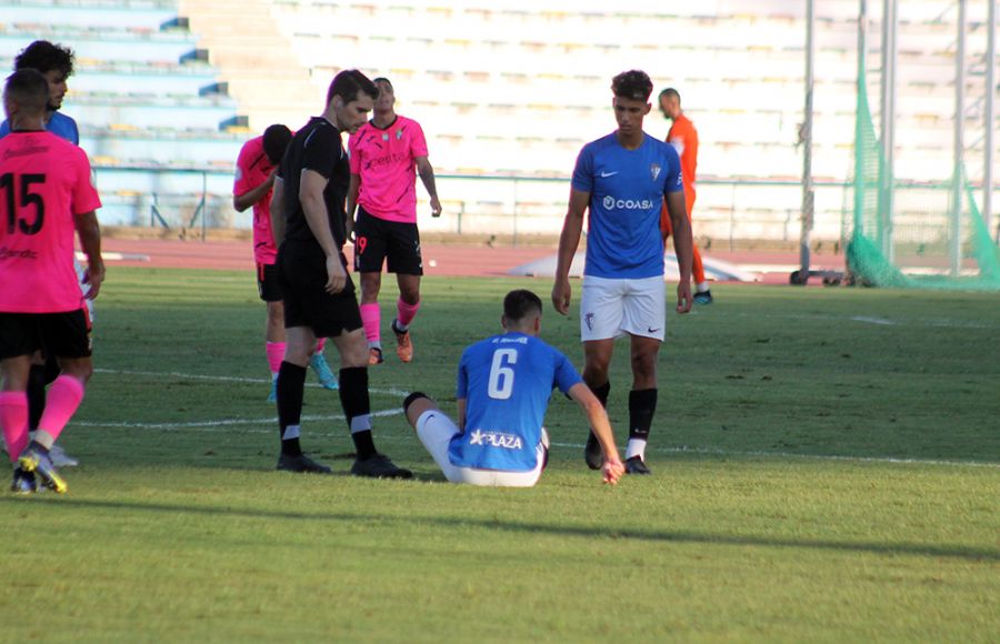 El estado del césped del estadio vuelve a ser motivo de polémica. 