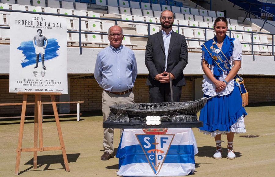 Mariano Ayán, con el presidente Louis Kinziger y la salinera mayor Claudia Tello en la presentación del XXIV Trofeo de la Sal.