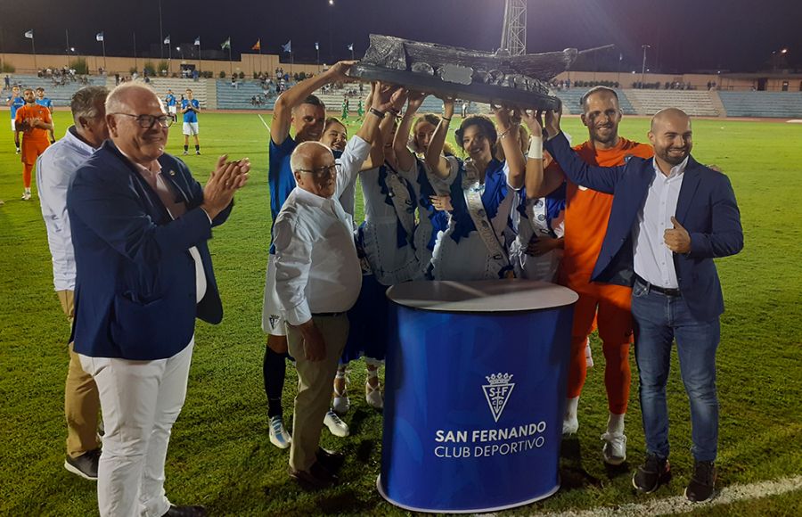 Juanmi Callejón y José Perales levantan el monumental candray con la ayuda del homenajeado Mariano Ayán, Louis Kinziger y las Salineras.