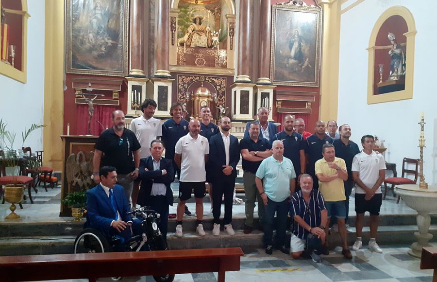 Una representación del San Fernando CD realizó la doble ofrenda floral en las iglesias del Carmen y de la Pastora. 