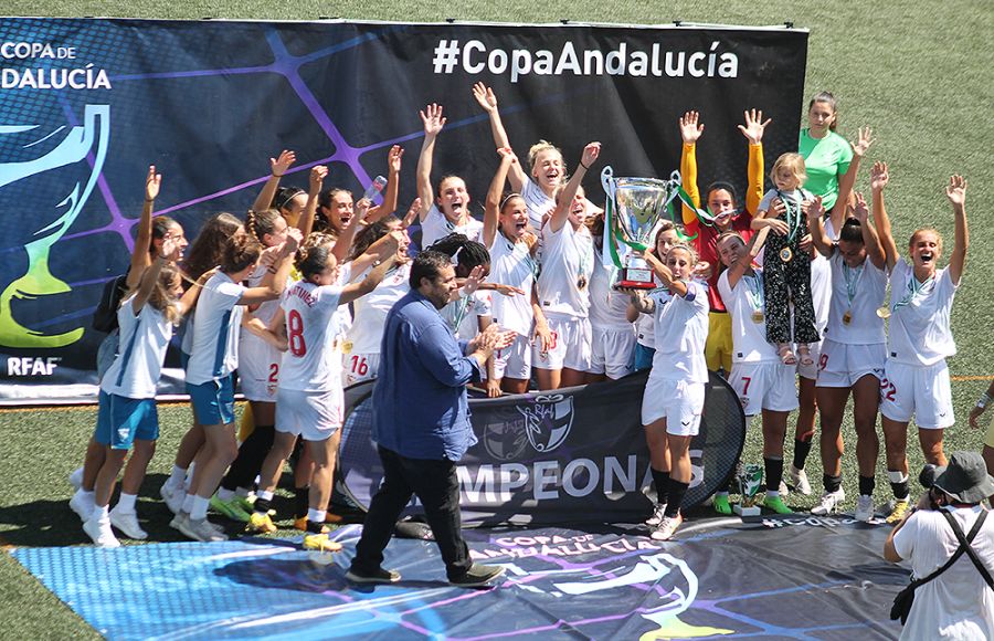 El Sevilla FC celebra el título conseguido en San Fernando. 