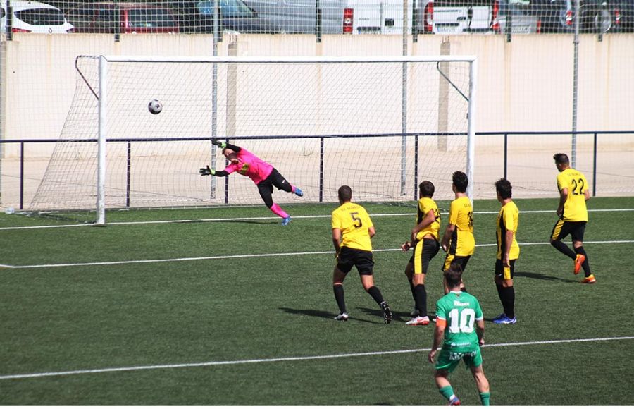 Este golazo de falta de Abraham (10) supuso el 0-3 del Racing Portuense ante el Grupo Empresa Bazán en el campo de Sacramento. 