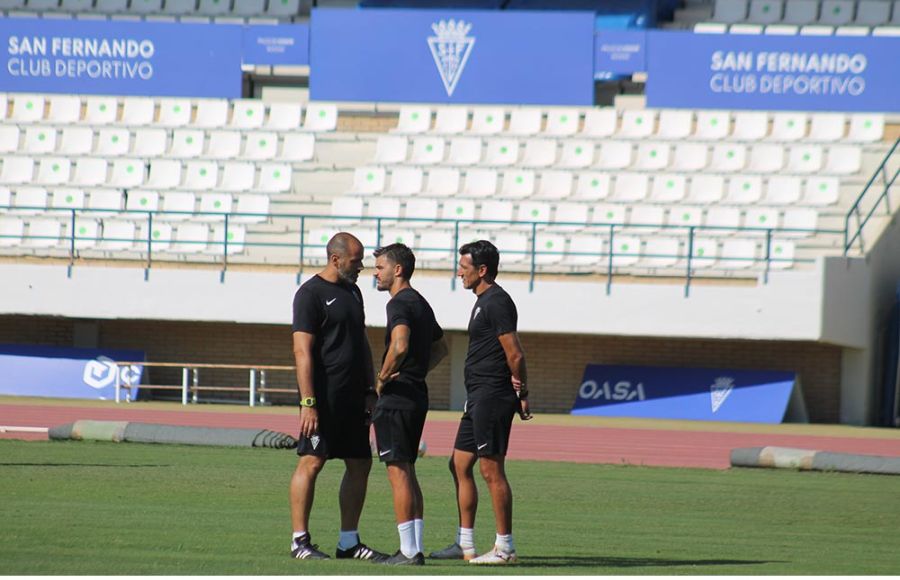 Salva Ballesta charla con Juan Maraver y Pedro Ríos al inicio del entrenamiento de este viernes en el estadio Bahía Sur. 