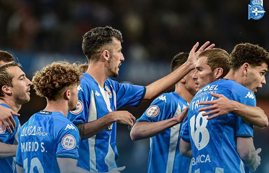 Los jugadores del Deportivo celebran el 3-1 al Talavera. 