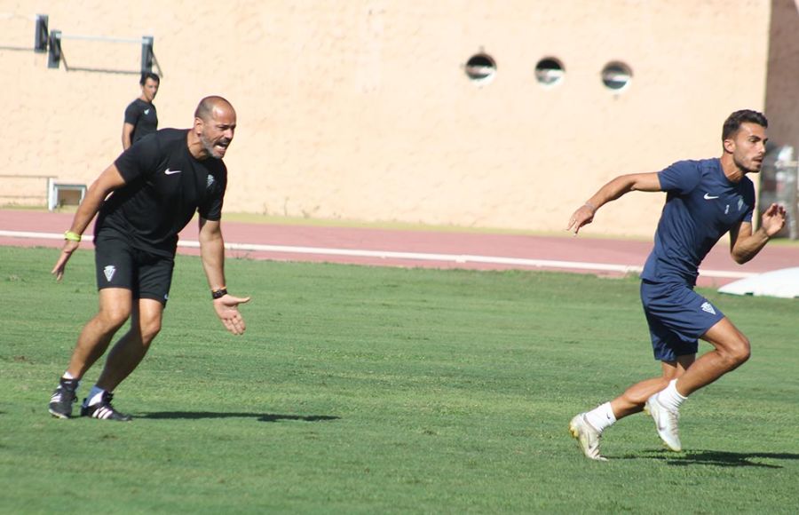 Salva Ballesta se desgañita en un entrenamiento en el estadio. 