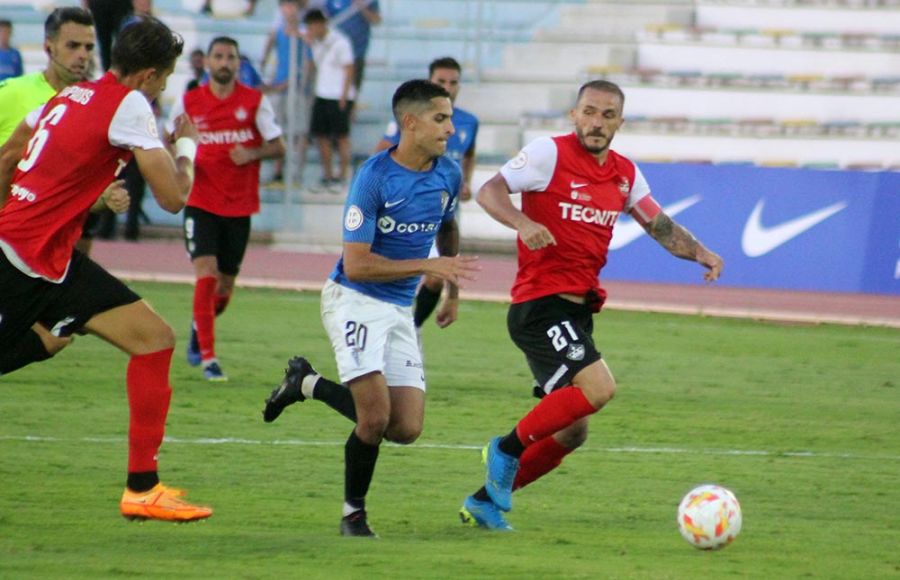 Bicho, en una jugada en el partido con el Sanse. 