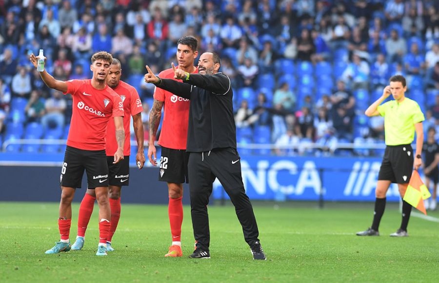 Salva Ballesta da instrucciones a Gabri Martínez, Rafa Páez y Biabiany durante el partido con el Deportivo en Riazor.