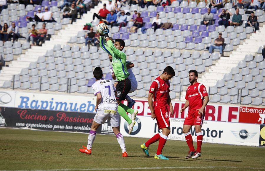 Salva de la Cruz, meta titular del Unionistas, bloca un balón en el Real Jaén-San Fernando CD de la temporada 16-17 en el estadio La Victoria. 