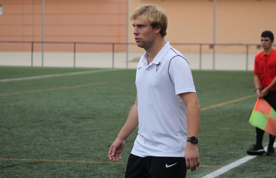 Jaime Bugatto, en la foto con el juvenil B del San Fernando CD el pasado domingo ante el Chiclana CF, es el nuevo técnico del filial azulino.