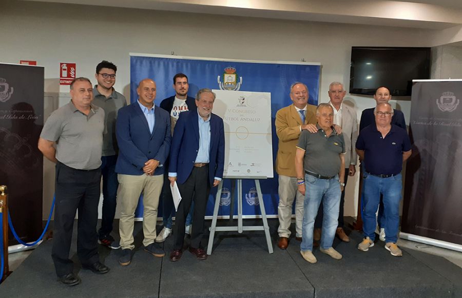 Las autoridades posaron con los representantes de los clubes isleños tras el acto celebrado en el Centro de Congresos. 