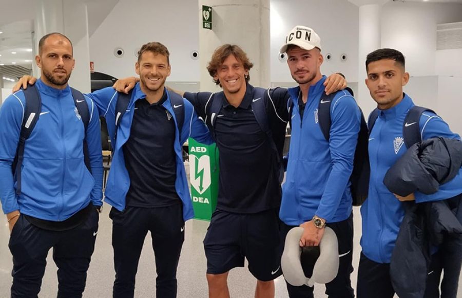 José Perales, Sergio Ayala, Manu Farrando, José Carlos y Bicho, en el aeropuerto antes de emprender el largo viaje hacia Santiago de Compostela. 