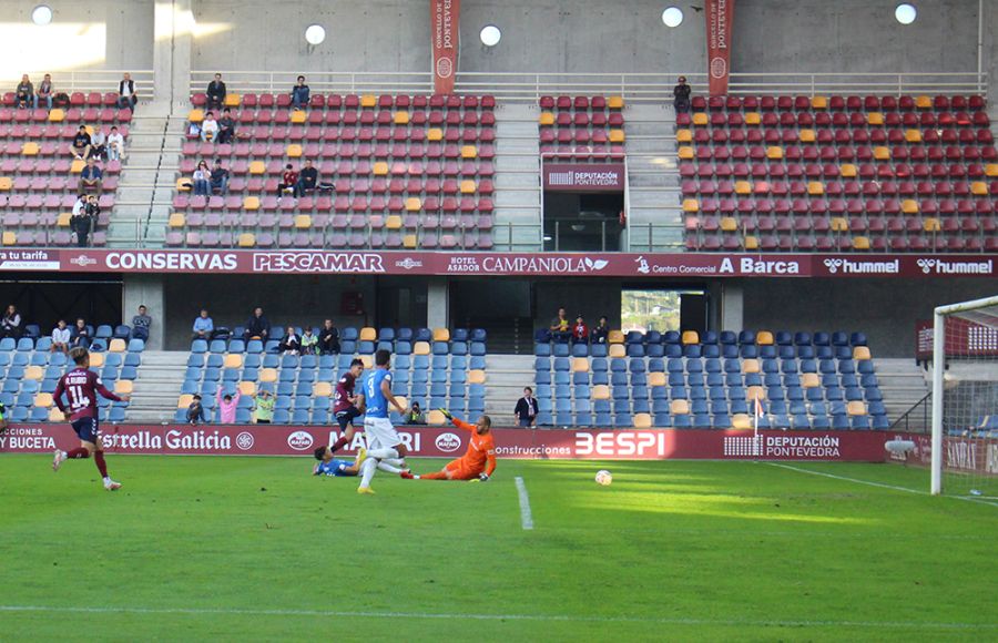 Martin Diz bate a José Perales en el 2-0 del Pontevedra. 