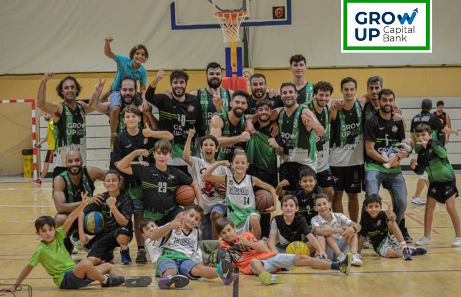 El Club Baloncesto San Fernando celebró el triunfo ante el Torta del Casar junto a jugadores de su Escuela. 