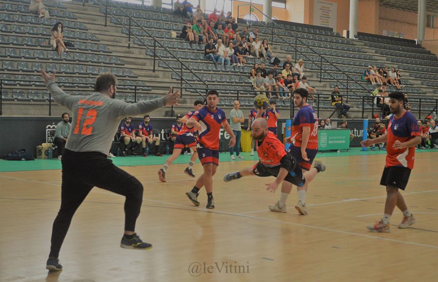 Uno de los goles marcados por el BM San Fernando al Dos Hermanas. 