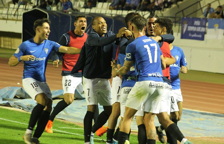 La alegría desbordante de Biabiany, Lanchi, Rafa Páez, Juanmi Callejón, Ilyas Chaira y Javi Navarro con Raúl Caballero tras su golazo. 