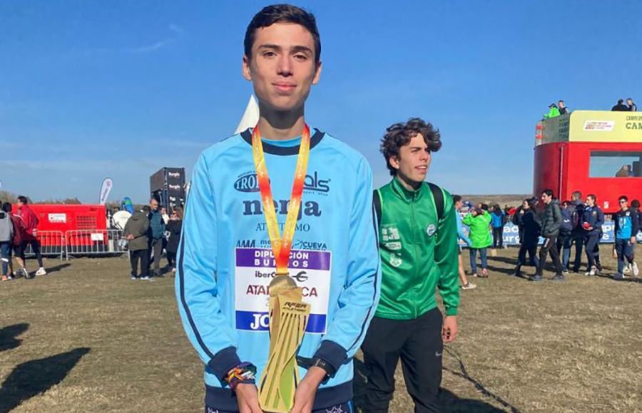 Jaime Rodríguez posa con el trofeo de campeón logrado con el club Trops Cueva de Nerja.