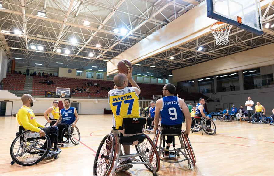 Un lanzamiento a canasta en el encuentro Deporte Adaptado-Vistazul Dos Hermanas.