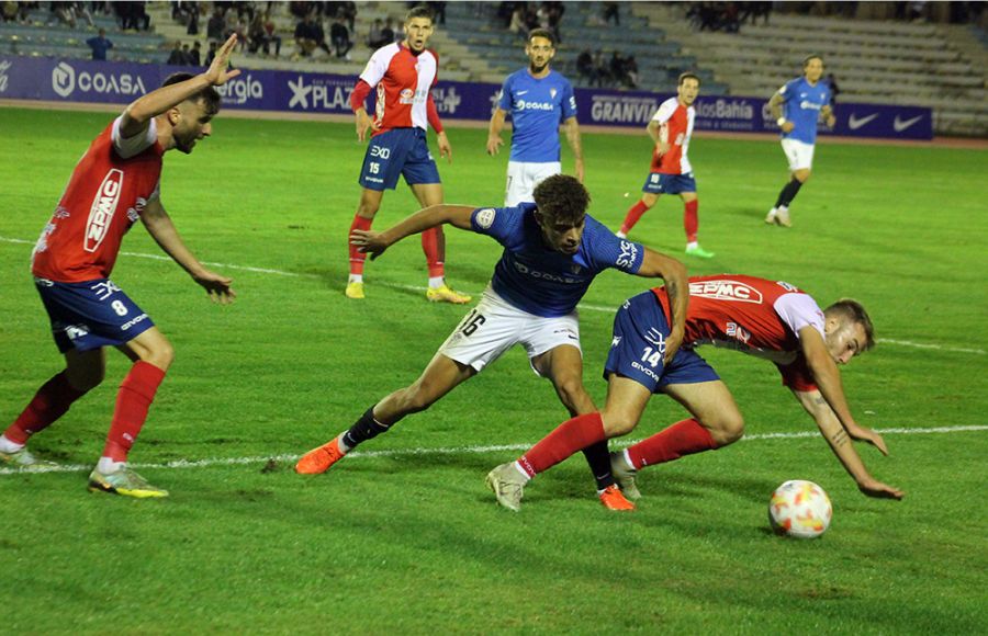 Gabri, que falló una ocasión clamorosa en el minuto 2, pugna con César García en la recta final del derbi en el estadio Bahía Sur. 