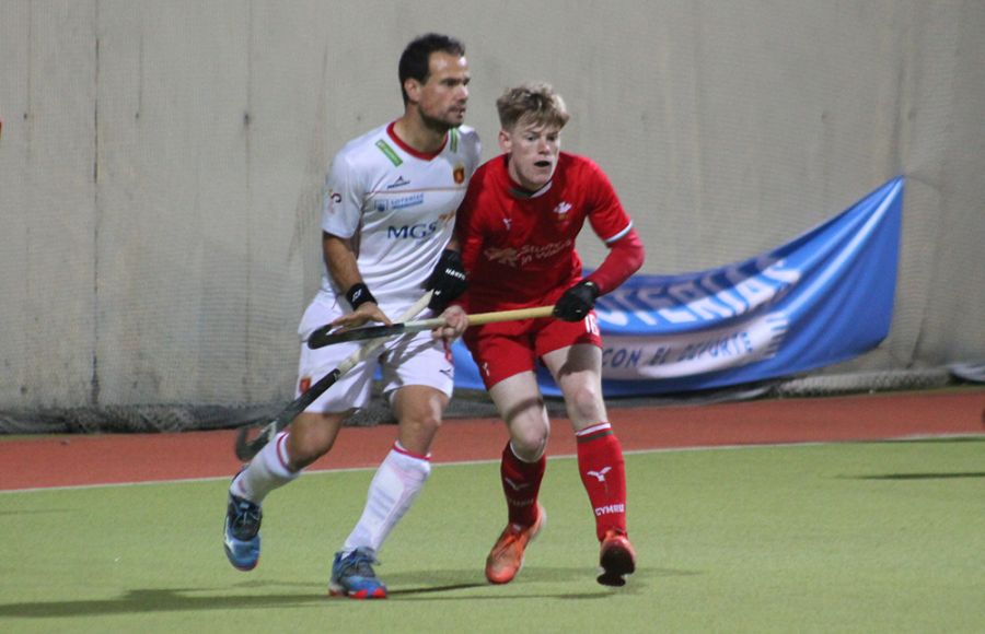 El defensa galés Michael Wood, que jugó en el Club Hockey San Fernando, intenta frenar al capitán de España Álvaro Iglesias.