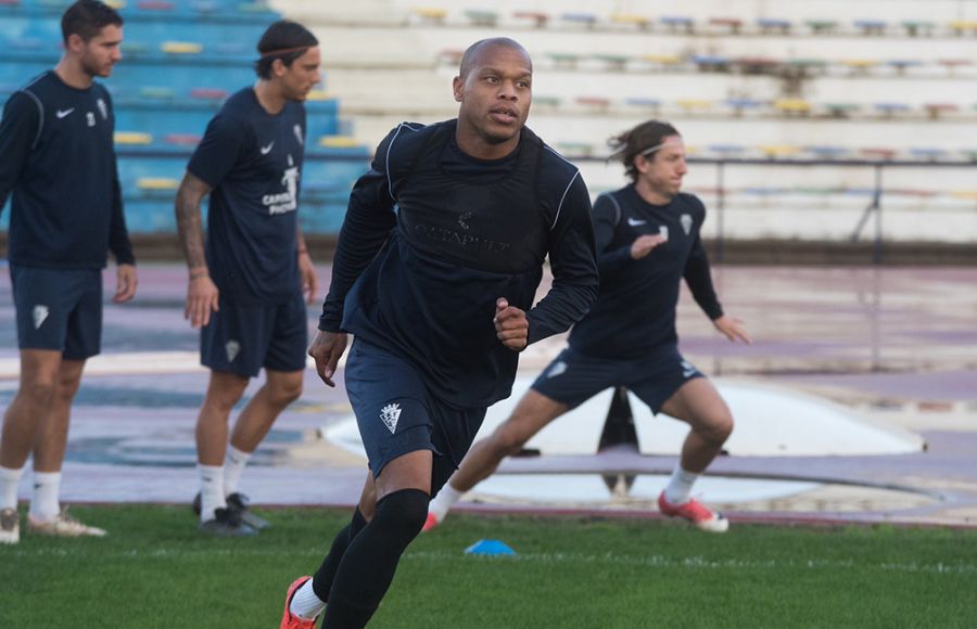 Biabiany y, al fondo, Jon Ceberio, Manu Farrando y Rodrigo Sanz en el último entrenamiento del San Fernando CD previo al partido en Talavera. 