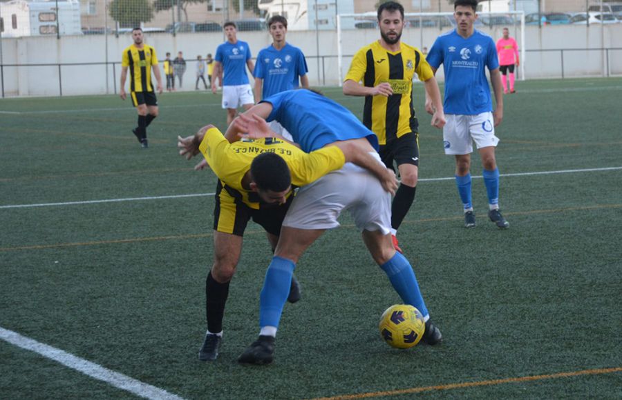 Antonio Alba forcejea con un jugador del Xerez DFC.