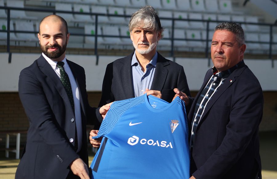 Pablo Alfaro, flanqueado por Louis Kinziger y David Vizcaíno durante la presentación del nuevo técnico del San Fernando CD este mediodía en el estadio. 