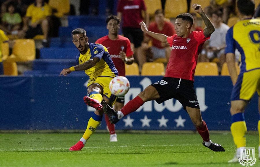 Ernesto, del Alcorcón, marca el 2-1 que supuso la primera remontada de un rival y que le costó el puesto a Nacho Castro