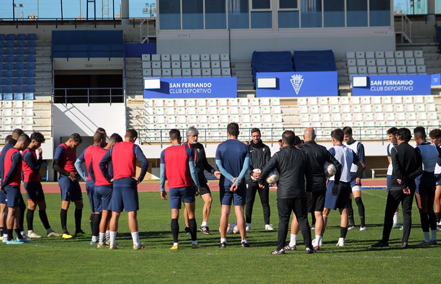 Pablo se dirige a sus jugadores en el entrenamiento del jueves. 