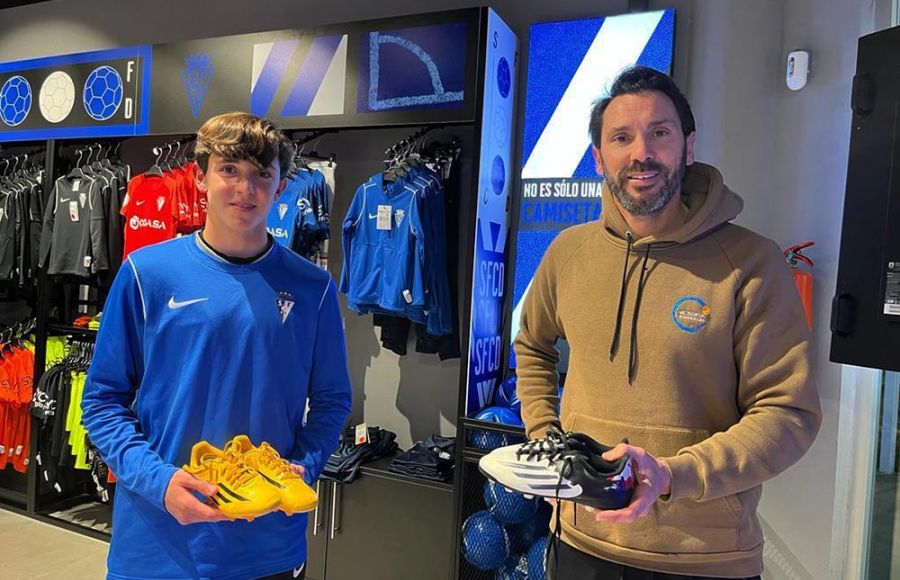 Keko Rosano, promotor de la iniciativa solidaria, y su hijo Antonio, que lleva 48 goles con el cadete A de la Escuela Bahía, ya han entregado dos pares de botas. 