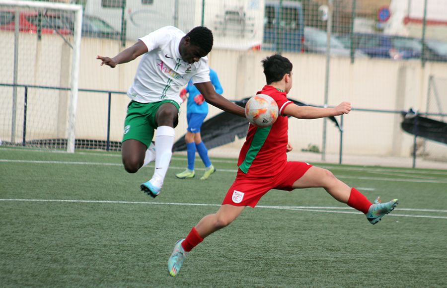 El lateral José Ángel Liria, de Andalucía sub14 y perteneciente al Granada CF, se anticipa a un jugador del País Vasco. 