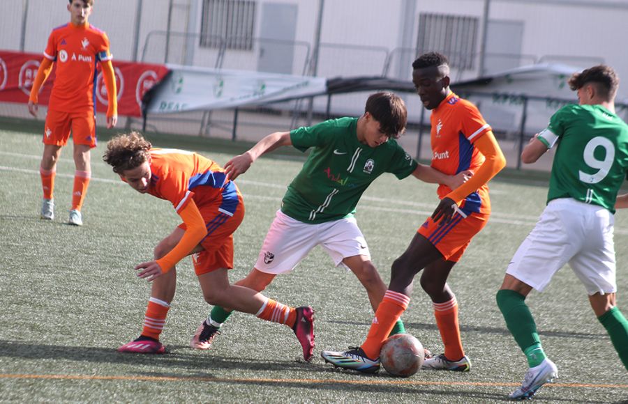 Paulo Fernández, autor del gol de Andalucía sub14 ante Valencia, intenta marcharse de dos jugadores rivales en su presencia de su compañero Jairo Morilla.