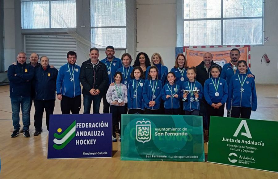 Las benjamines del CH San Fernando con el cuadro técnico y autoridades.