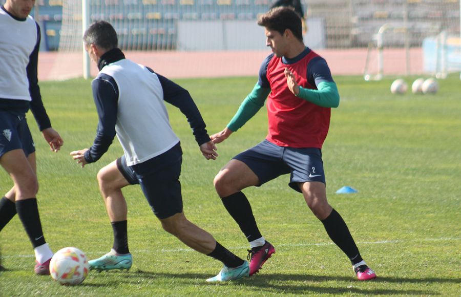 Antonio Marín presiona a Juanmi Callejón en la sesión de entrenamiento celebrada este jueves en el estadio Bahía Sur.