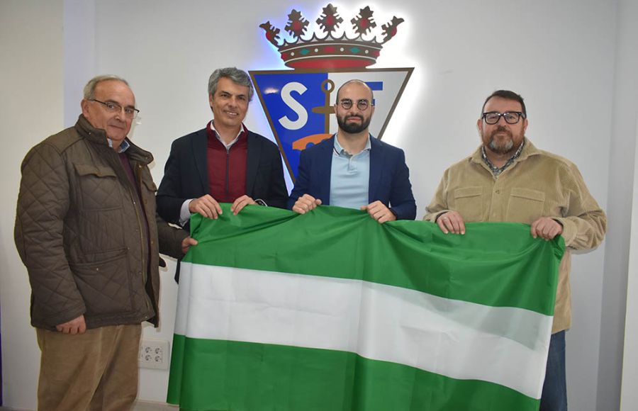 Louis Kinziger, con los miembros del grupo AxSí (Fran Romero, Lolo Picardo y Antonio Gutiérrez) que le entregaron una bandera de Andalucía para el sábado. 