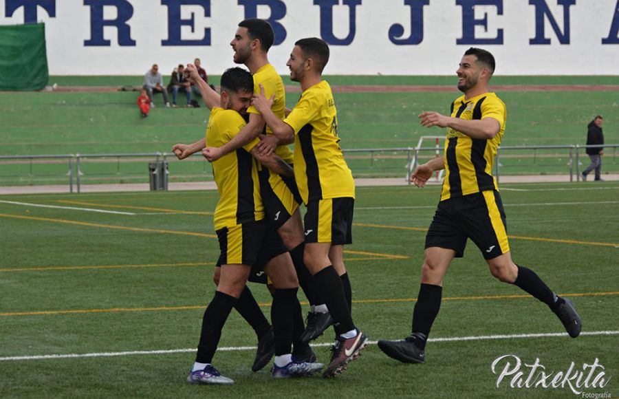 Antonio Alba es felicitado tras su golazo del 0-1 en Trebujena. 